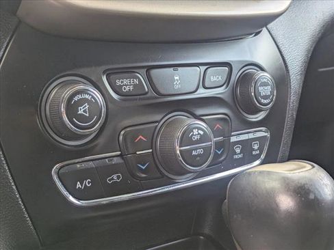 Used 2018 Jeep Cherokee Limited FWD image 9