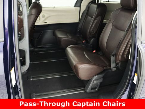 Used 2021 Toyota Sienna Platinum image 32