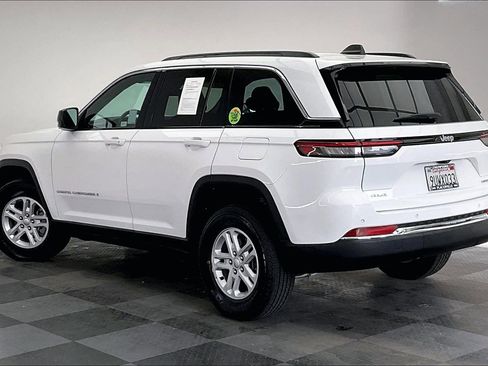 Used 2025 Jeep Grand Cherokee Laredo AWD/4WD image 10