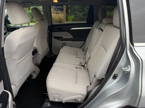 Used 2018 Toyota Highlander LE image 7
