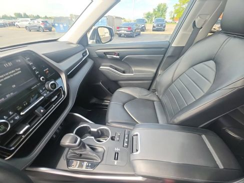 Used 2022 Toyota Highlander XLE AWD/4WD image 23