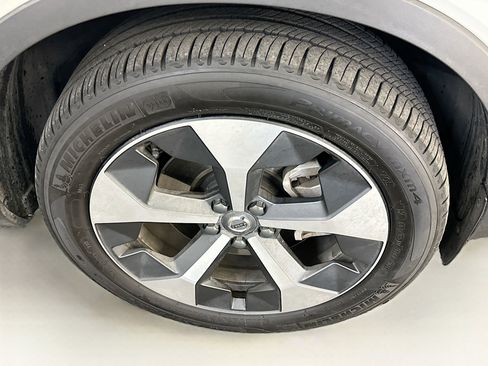 Used 2025 Volvo XC40 B5 Plus image 11