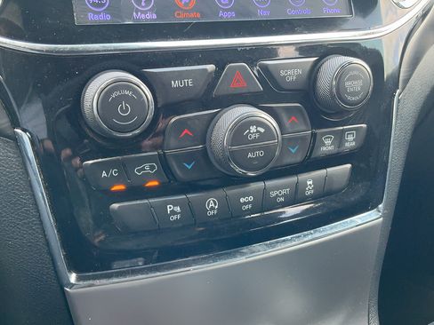 Used 2019 Jeep Grand Cherokee Altitude AWD/4WD image 16