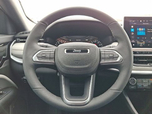 Used 2025 Jeep Compass Limited image 16