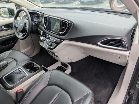 Used 2024 Chrysler Pacifica Touring-L FWD image 34