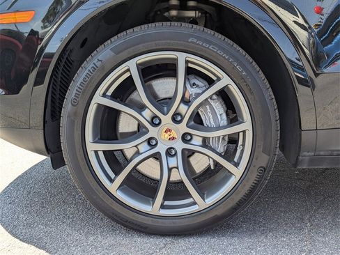 Used 2023 Porsche Cayenne Platinum Edition image 32