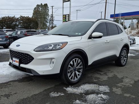 Used 2020 Ford Escape Titanium image 3
