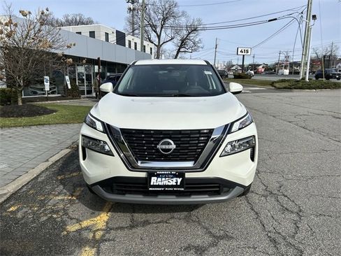 Used 2023 Nissan Rogue SV image 3