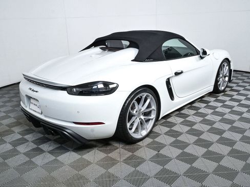 Used 2021 Porsche 718 Boxster Spyder RWD image 33