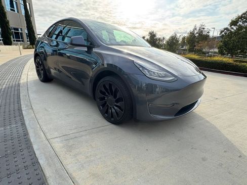 Used 2023 Tesla Model Y AWD image 3
