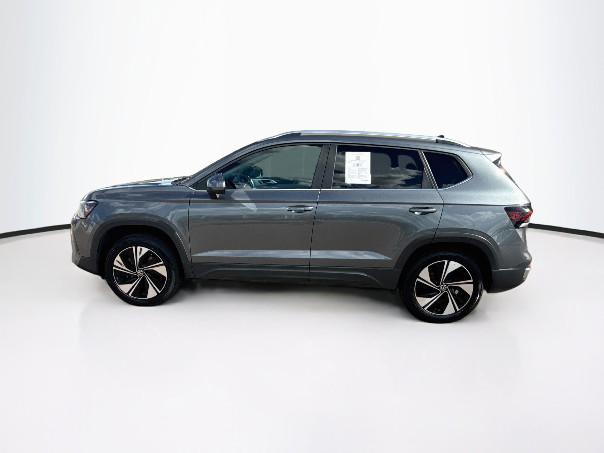 Used 2025 Volkswagen Taos SE AWD/4WD image 4