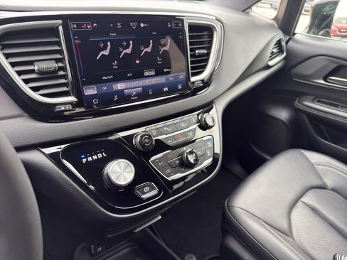 Used 2025 Chrysler Pacifica Select image 20