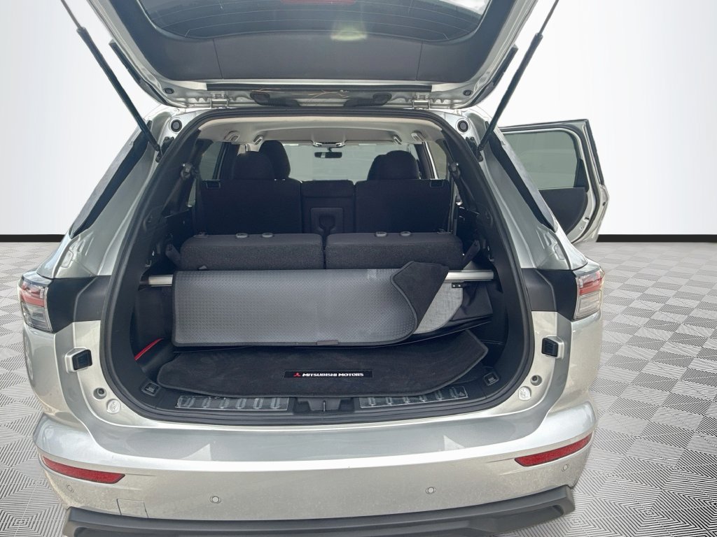 Used 2025 Mitsubishi Outlander ES FWD image 27