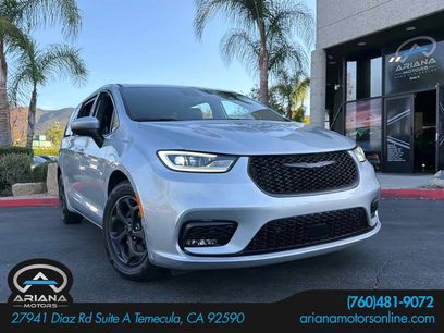 Used 2023 Chrysler Pacifica Touring-L w/ Uconnect Theater Family Group