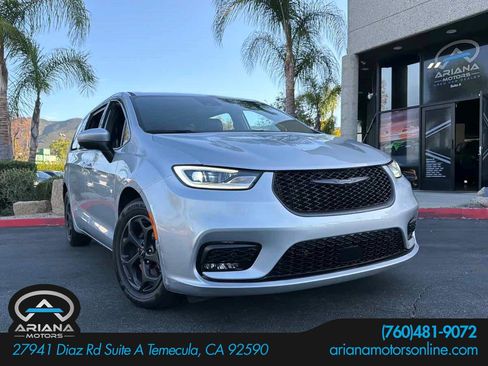 Used 2023 Chrysler Pacifica Touring-L w/ Uconnect Theater Family Group FWD image 1