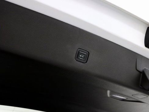 Used 2023 Chevrolet Traverse LT image 30