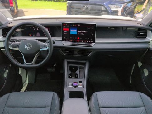 Used 2025 Volkswagen Tiguan SE w/ Panoramic Sunroof Package AWD/4WD image 14