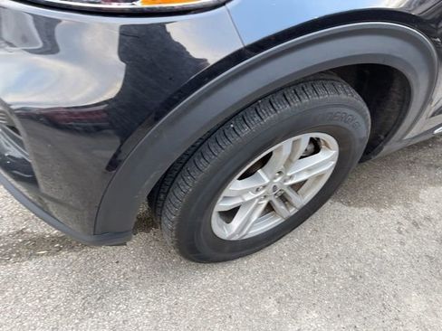 Used 2023 Ford Explorer XLT image 4