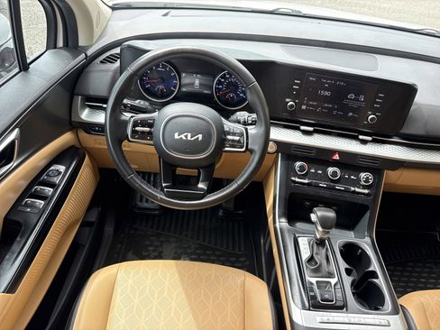 Used 2024 Kia Carnival LX FWD image 22