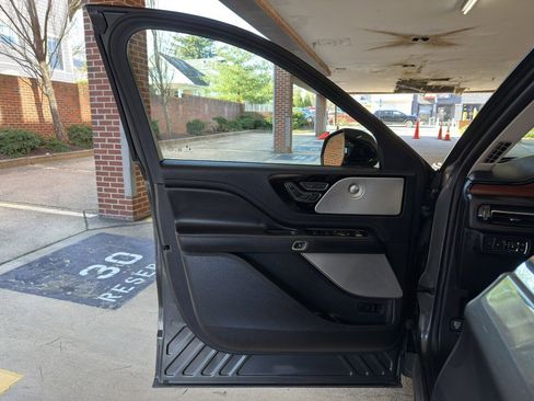 Used 2020 Lincoln Aviator Reserve w/ Equipment Group 202A image 11