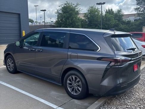 Used 2024 Toyota Sienna XLE FWD image 5
