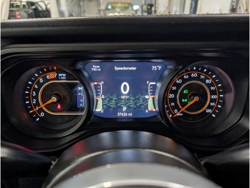Used 2025 Jeep Wrangler Unlimited Sahara AWD/4WD image 17