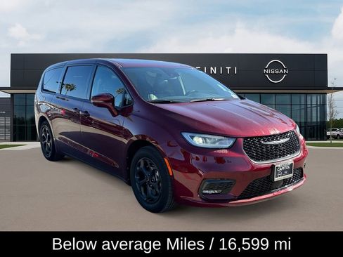 Used 2022 Chrysler Pacifica Limited w/ S Appearance Package image 3