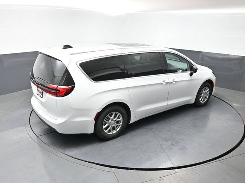 New 2027 Chrysler Pacifica Select FWD image 30