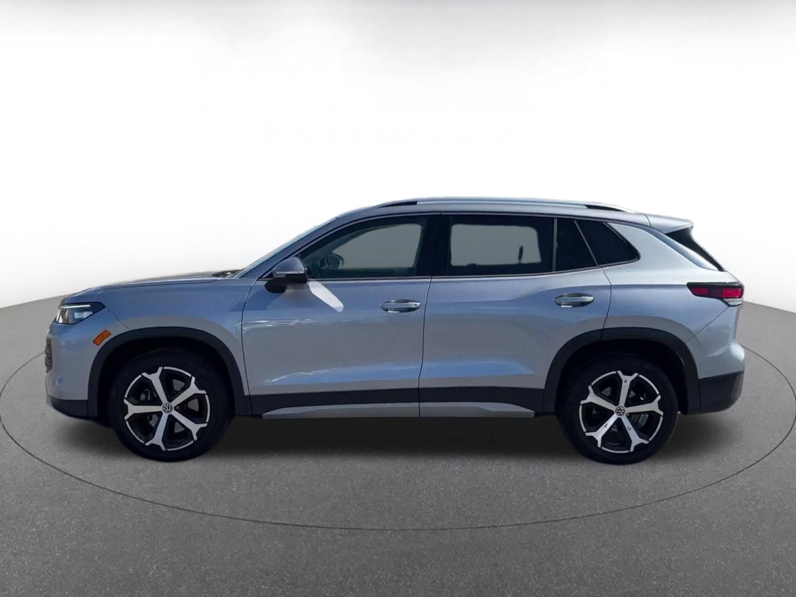 Used 2026 Volkswagen Tiguan SE AWD/4WD image 8