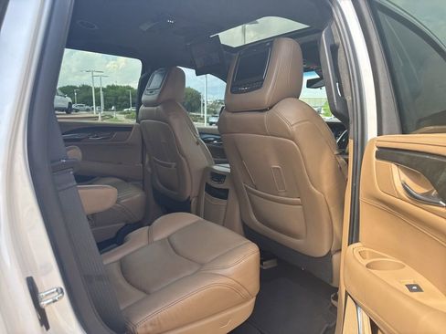 Used 2019 Cadillac Escalade Platinum image 4