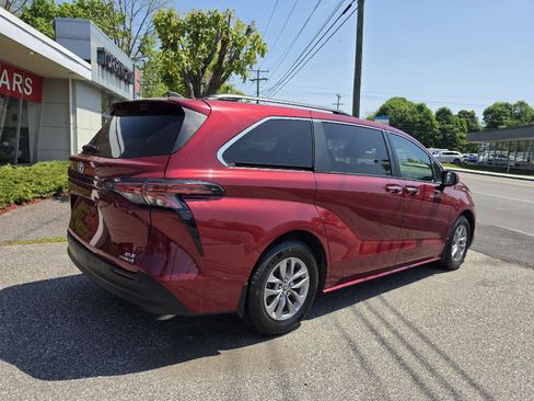Used 2022 Toyota Sienna XLE FWD image 3