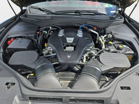 Used 2021 Maserati Levante AWD/4WD image 33