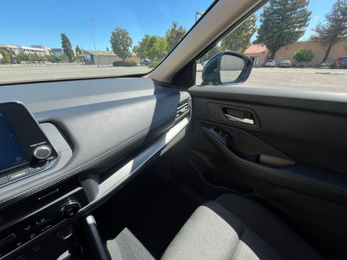 Used 2025 Nissan Rogue SV FWD image 37