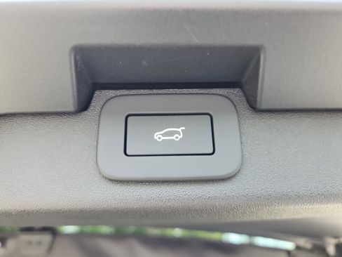 Used 2025 Land Rover Discovery S image 14