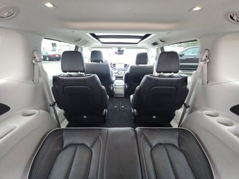 Used 2024 Chrysler Pacifica Limited image 14