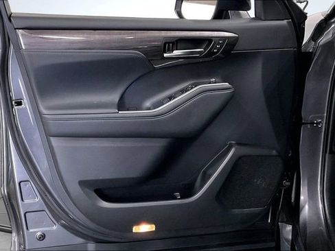 Used 2021 Toyota Highlander Limited image 25