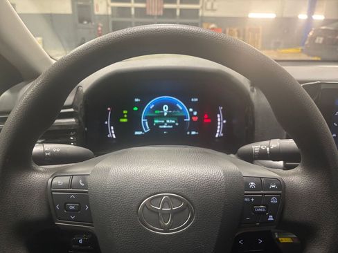 Used 2025 Toyota Camry LE image 27