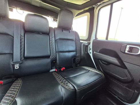 Used 2022 Jeep Wrangler Unlimited Sahara AWD/4WD image 7