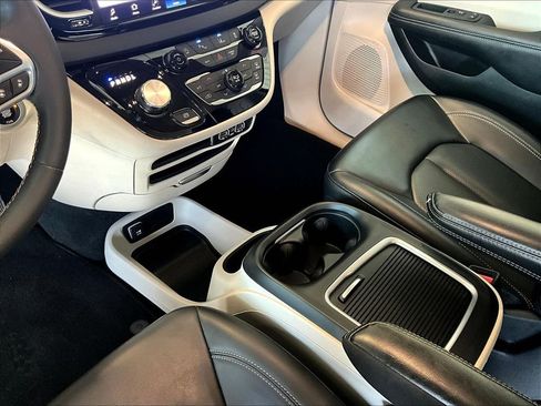 Used 2023 Chrysler Pacifica Touring-L FWD image 21