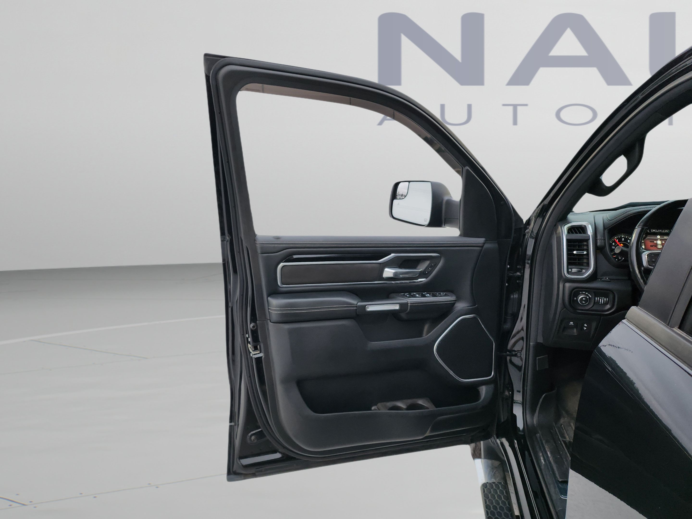 Used 2019 RAM 1500 Laramie w/ Sport Appearance Package AWD/4WD image 9