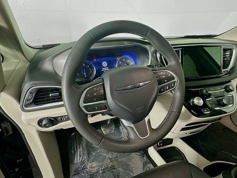 Certified 2024 Chrysler Pacifica Touring-L image 18