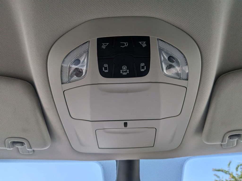 Used 2024 Chrysler Pacifica Touring-L FWD image 27