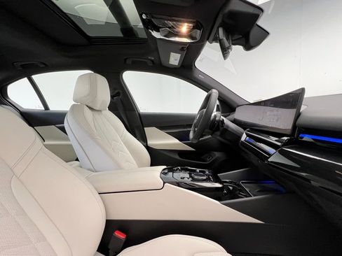 Certified 2025 BMW 530i image 6