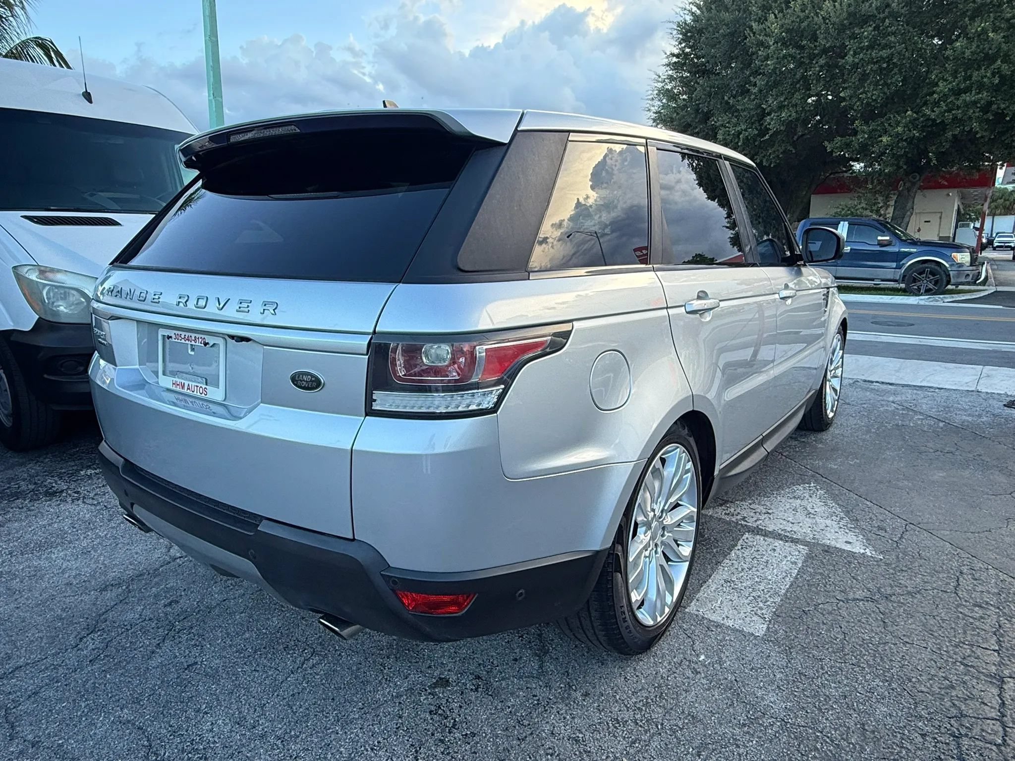 Used 2016 Land Rover Range Rover Sport SE AWD/4WD image 5