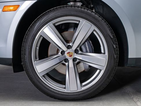 Certified 2025 Porsche Macan AWD/4WD image 15