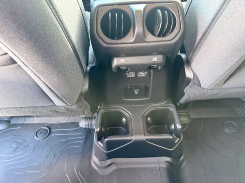Used 2025 Jeep Wrangler Unlimited Sahara AWD/4WD image 43