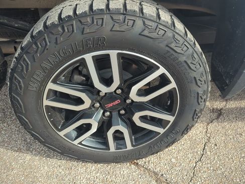 Used 2024 GMC Sierra 1500 AT4 w/ Technology Package image 10