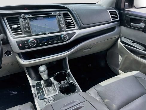 Used 2017 Toyota Highlander XLE FWD image 24