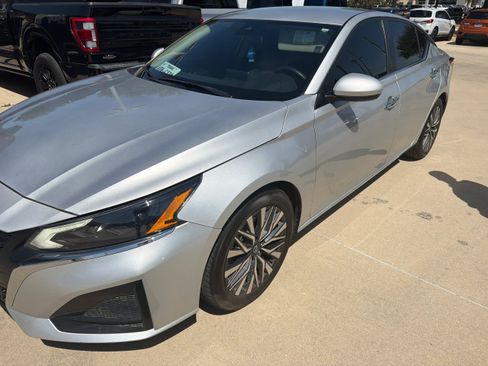 Used 2023 Nissan Altima 2.5 SV FWD image 2
