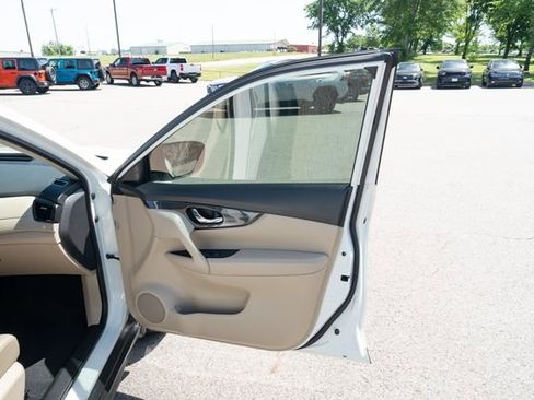 Used 2020 Nissan Rogue SV FWD image 16